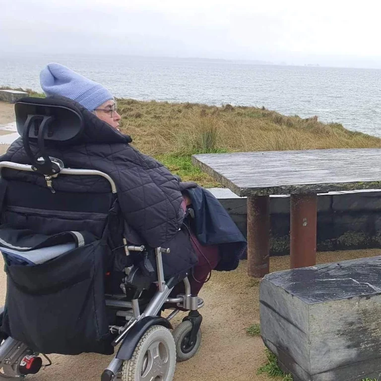 fauteuil roulant personne agée ne peut plus marcher